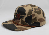 Gorra trucker bordada con rayas en negro y blanco de Gostoso Logotipo
