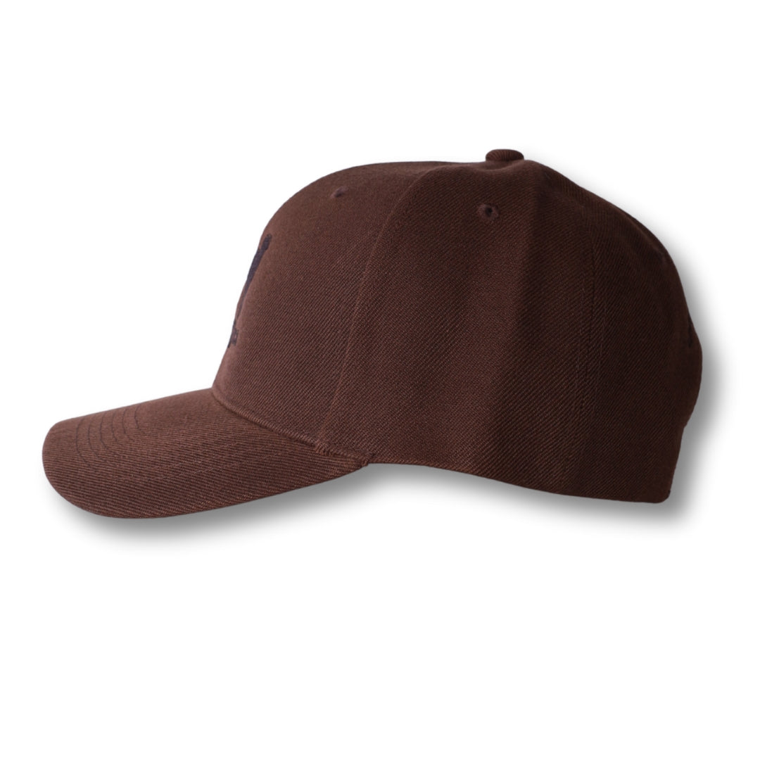 Gorra trucker bordada con rayas en negro y blanco de Gostoso Logotipo
