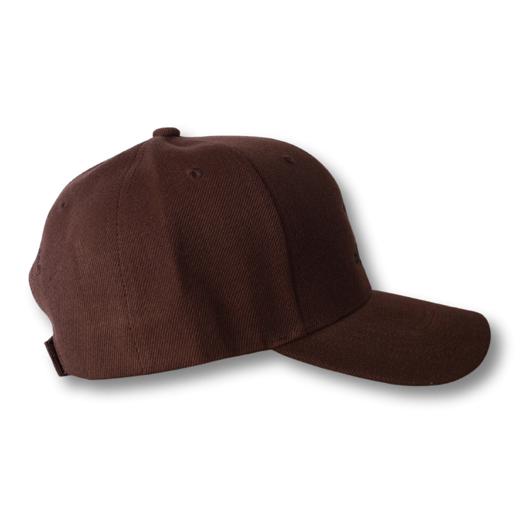 Gorra trucker bordada con rayas en negro y blanco de Gostoso Logotipo