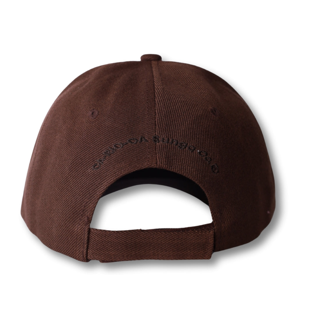 Gorra trucker bordada con rayas en negro y blanco de Gostoso Logotipo