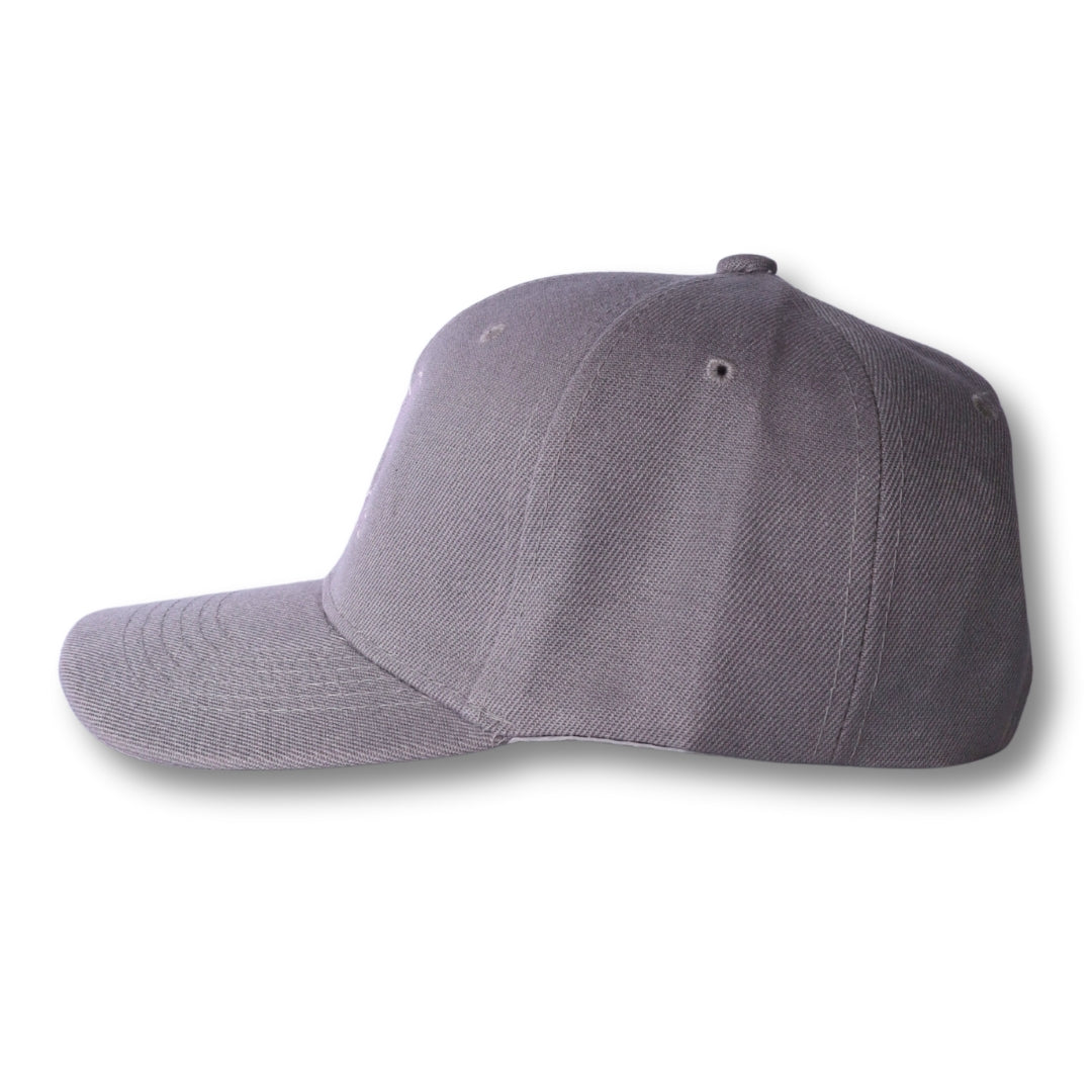 Gorra trucker bordada con rayas en negro y blanco de Gostoso Logotipo