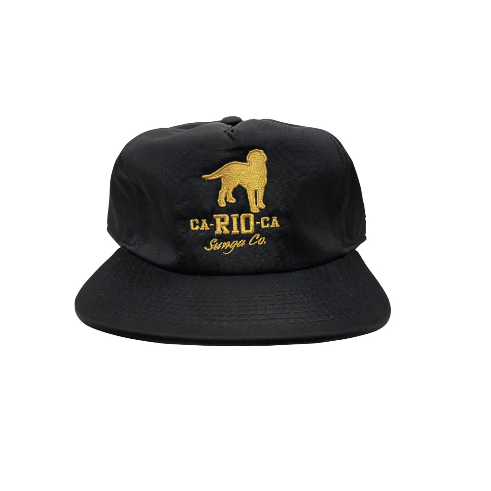 Gorra trucker bordada con rayas en negro y blanco de Gostoso Logotipo