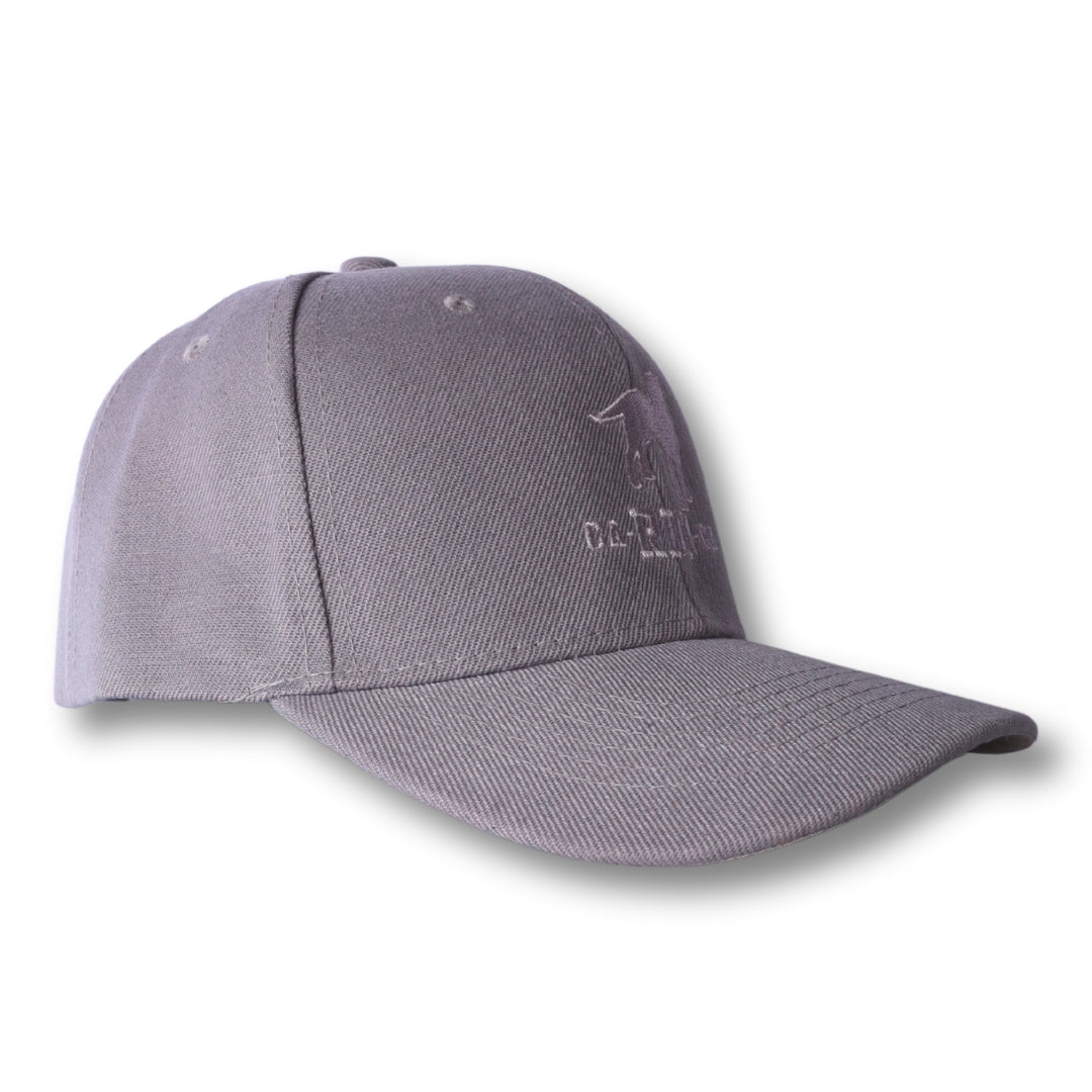 Gorra trucker bordada con rayas en negro y blanco de Gostoso Logotipo