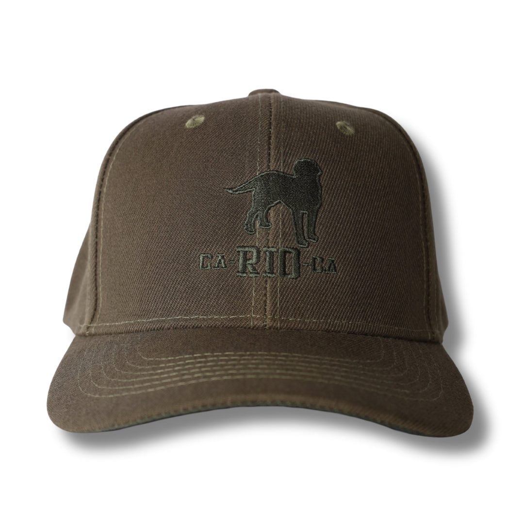 Gorra trucker bordada con rayas en negro y blanco de Gostoso Logotipo