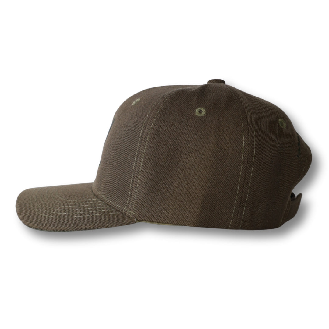 Gorra trucker bordada con rayas en negro y blanco de Gostoso Logotipo