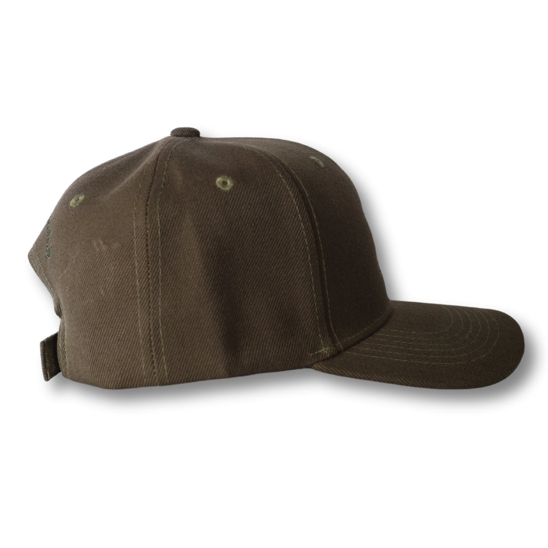 Gorra trucker bordada con rayas en negro y blanco de Gostoso Logotipo