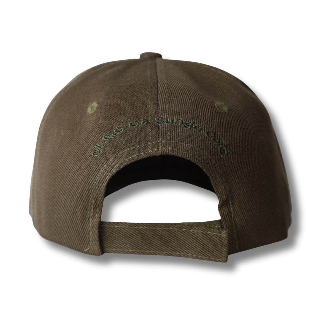 Gorra trucker bordada con rayas en negro y blanco de Gostoso Logotipo