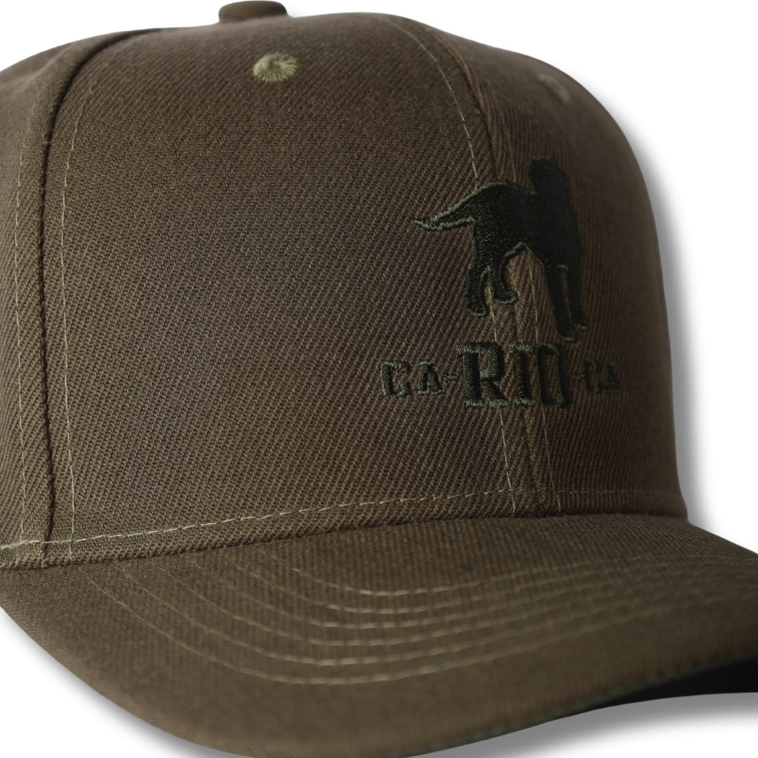 Gorra trucker bordada con rayas en negro y blanco de Gostoso Logotipo