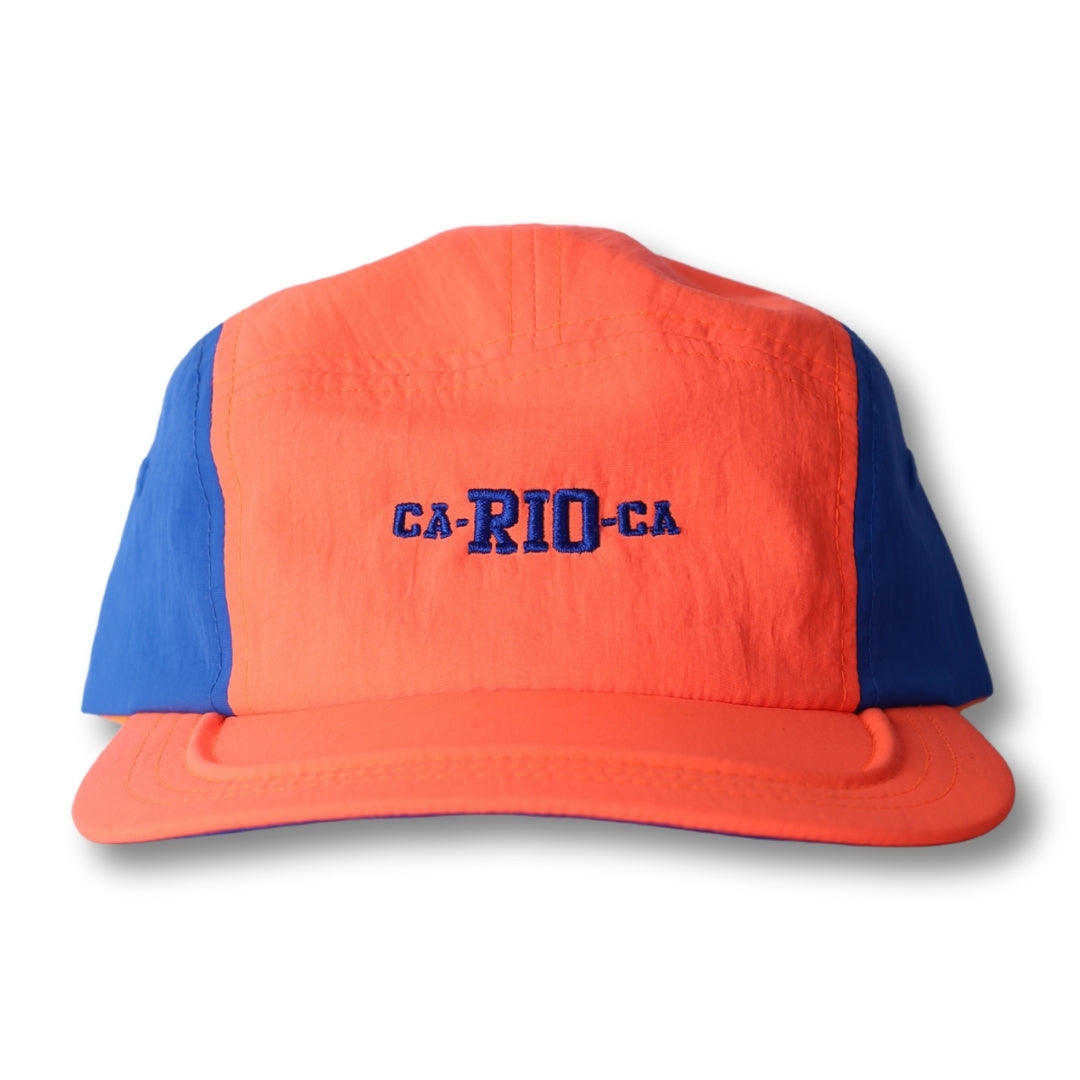 Gorra trucker bordada con rayas en negro y blanco de Gostoso Logotipo