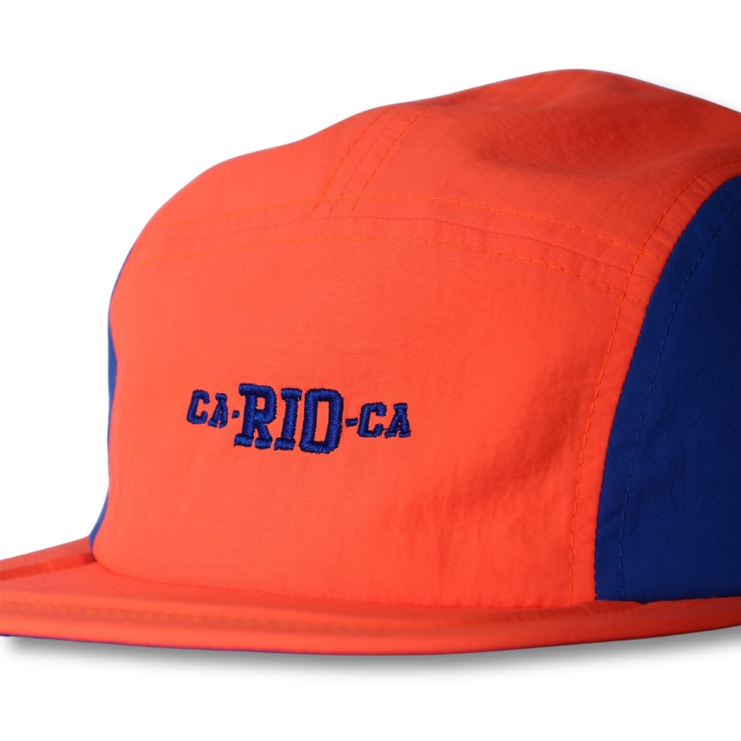 Gorra trucker bordada con rayas en negro y blanco de Gostoso Logotipo