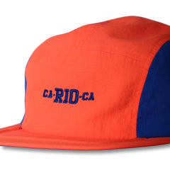 Gorra trucker bordada con rayas en negro y blanco de Gostoso Logotipo