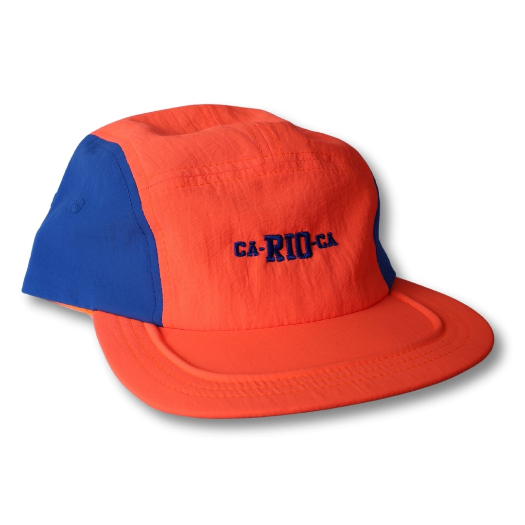 Gorra trucker bordada con rayas en negro y blanco de Gostoso Logotipo