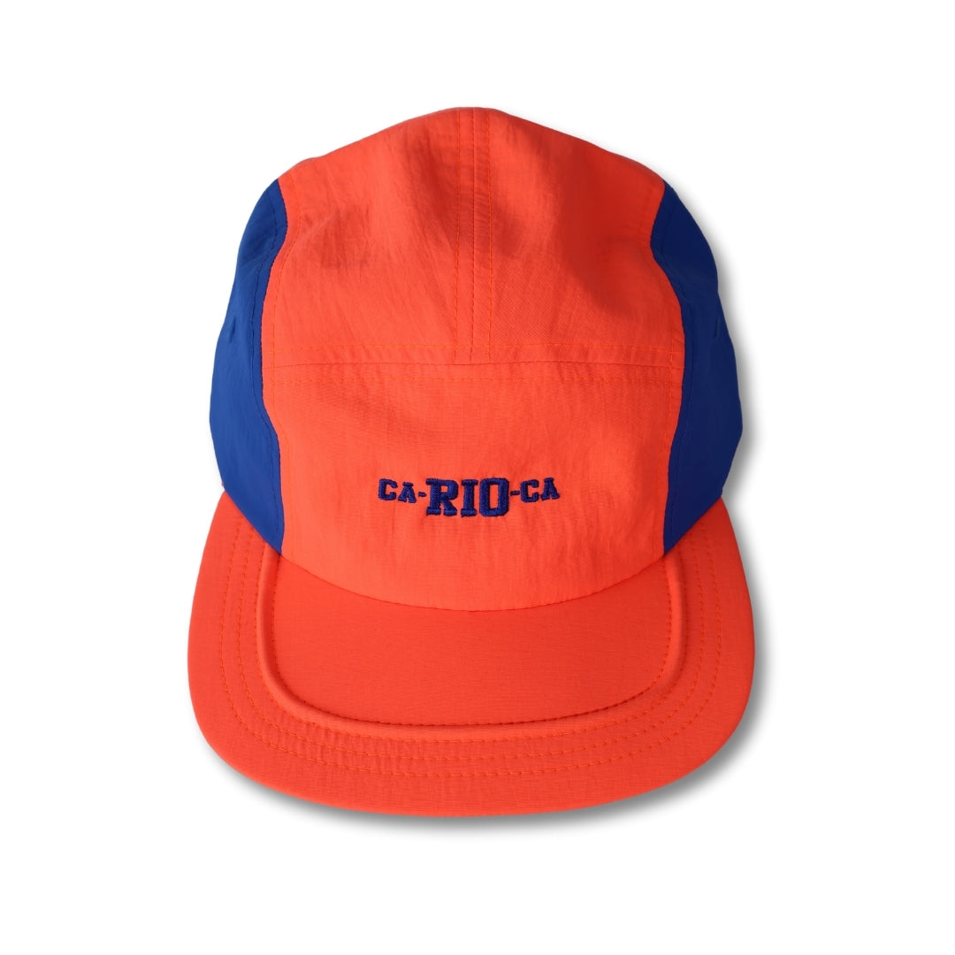 Gorra trucker bordada con rayas en negro y blanco de Gostoso Logotipo