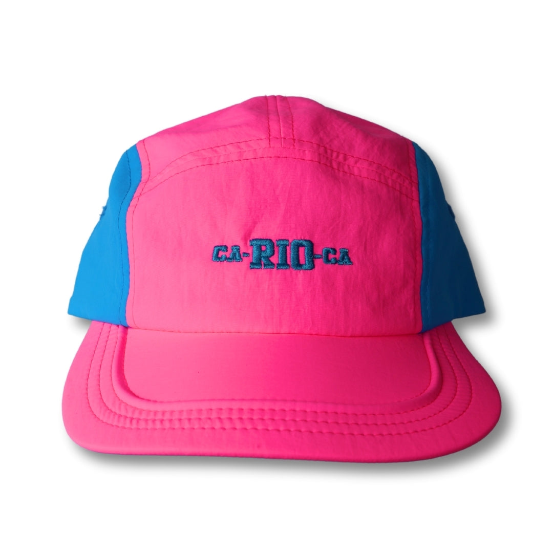 Gorra trucker bordada con rayas en negro y blanco de Gostoso Logotipo