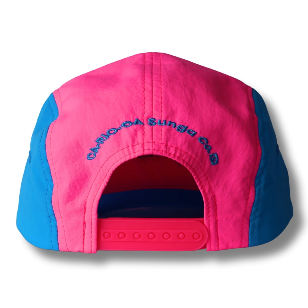 Gorra trucker bordada con rayas en negro y blanco de Gostoso Logotipo