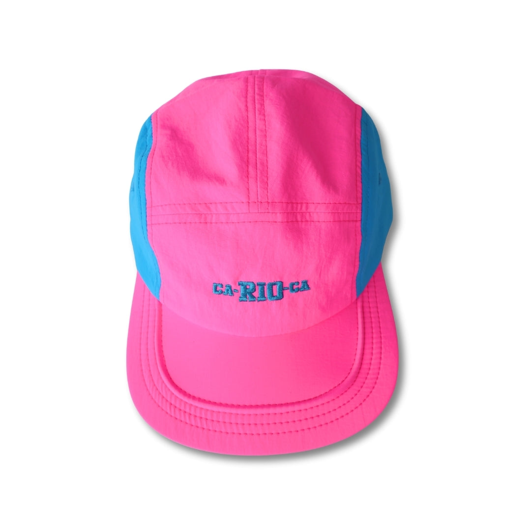 Gorra trucker bordada con rayas en negro y blanco de Gostoso Logotipo