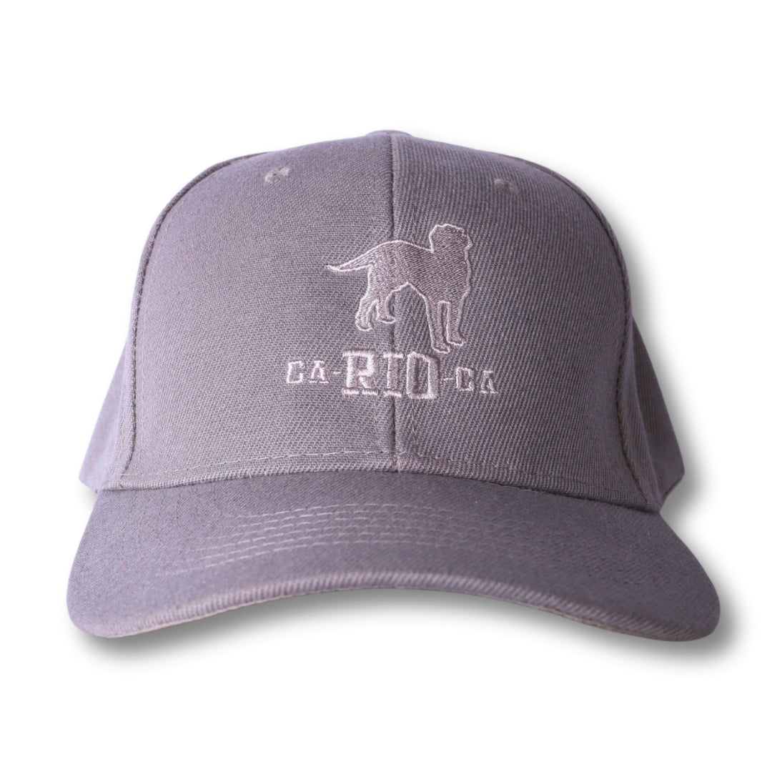 Gorra trucker bordada con rayas en negro y blanco de Gostoso Logotipo