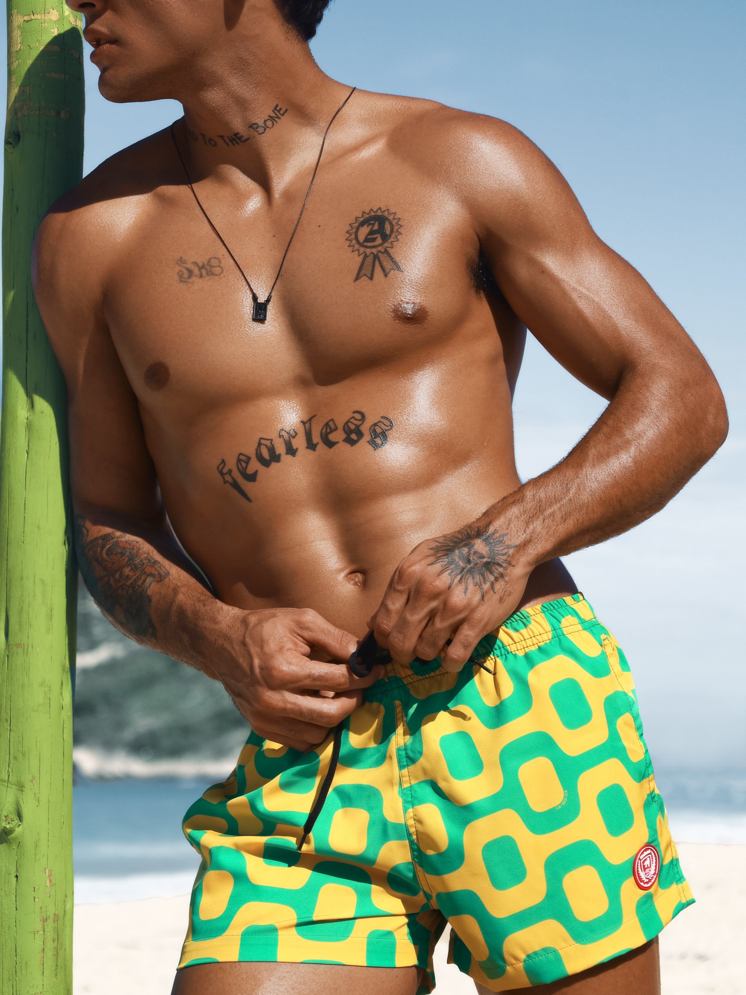 PAVIMENTO VERDE E AMARELO - Shorts Italianos