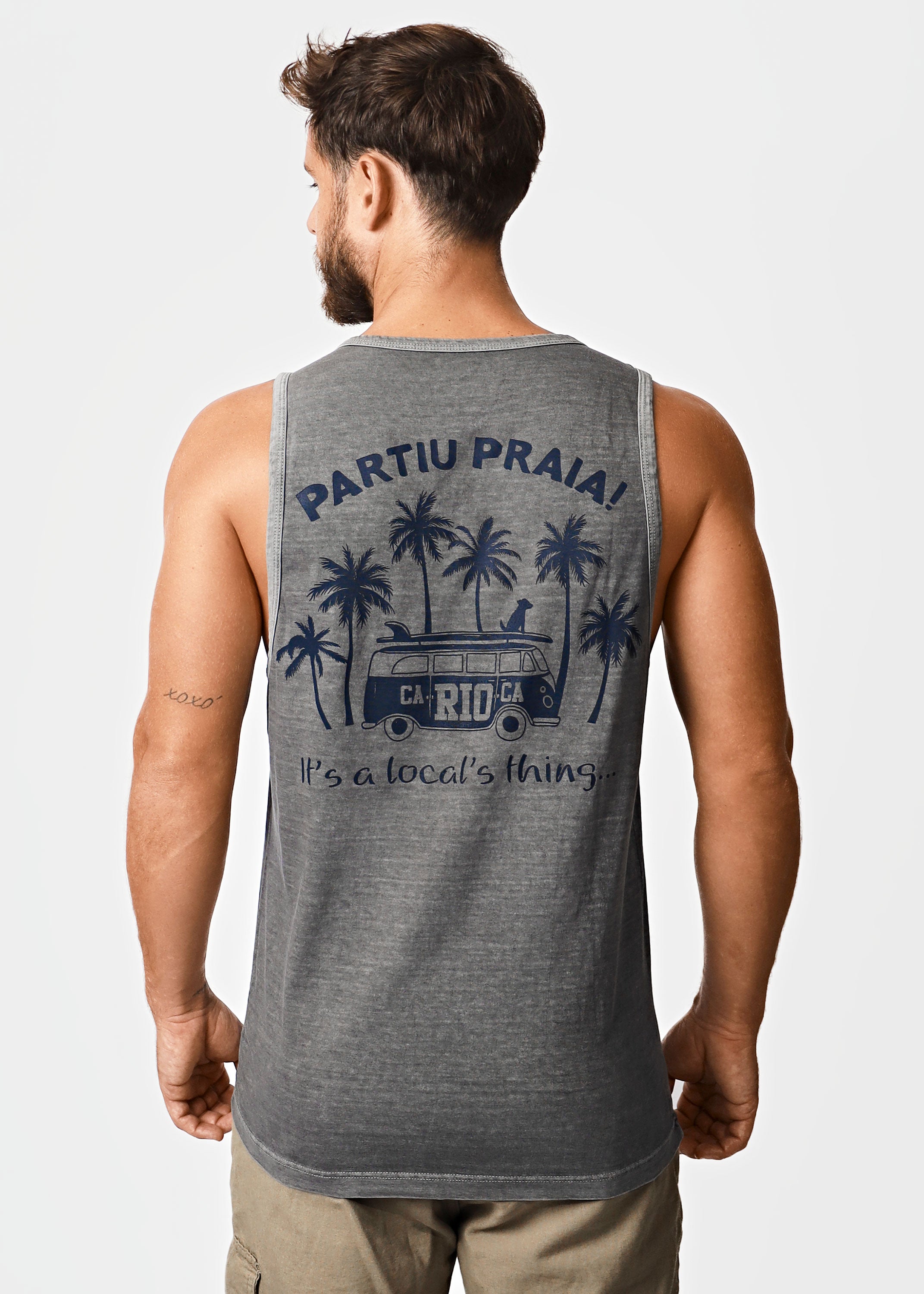 Gostoso Logotipo Regata Ribada com Estampa de Listras em Branco e Preto - Regatas Masculinas