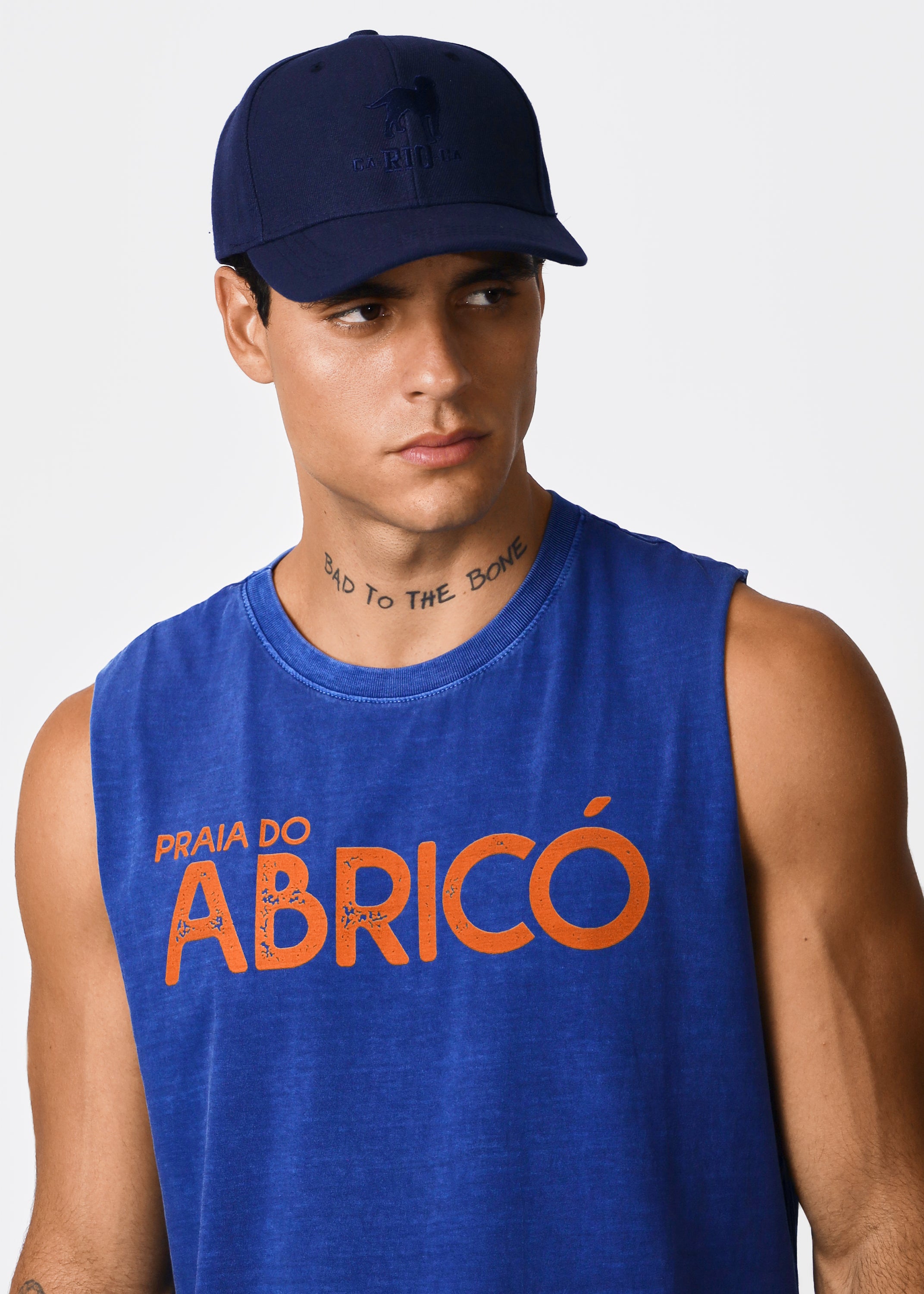 Gostoso Logotipo Regata Ribada com Estampa de Listras em Branco e Preto - Regatas Masculinas