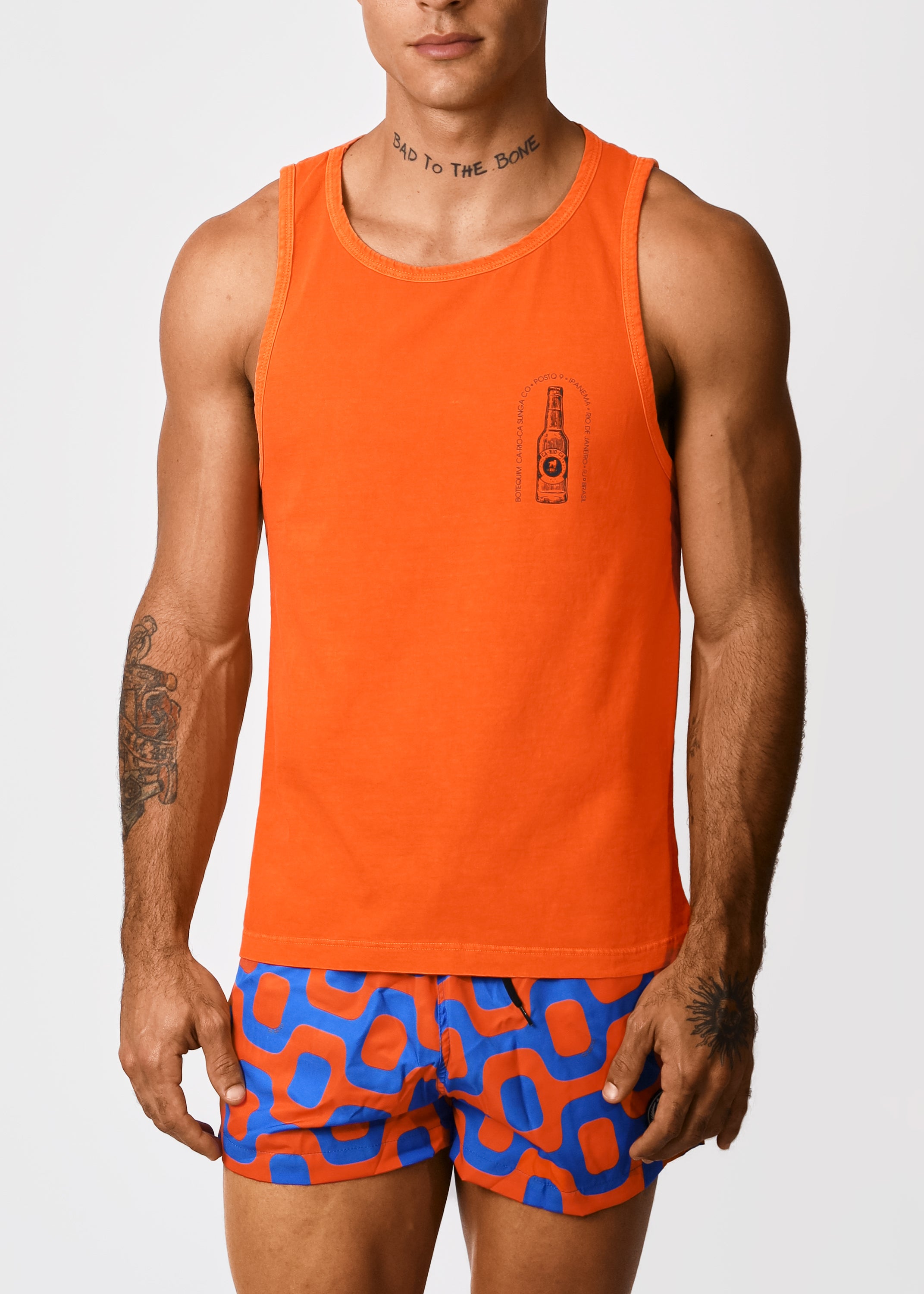 Gostoso Logotipo Regata Ribada com Estampa de Listras em Branco e Preto - Regatas Masculinas