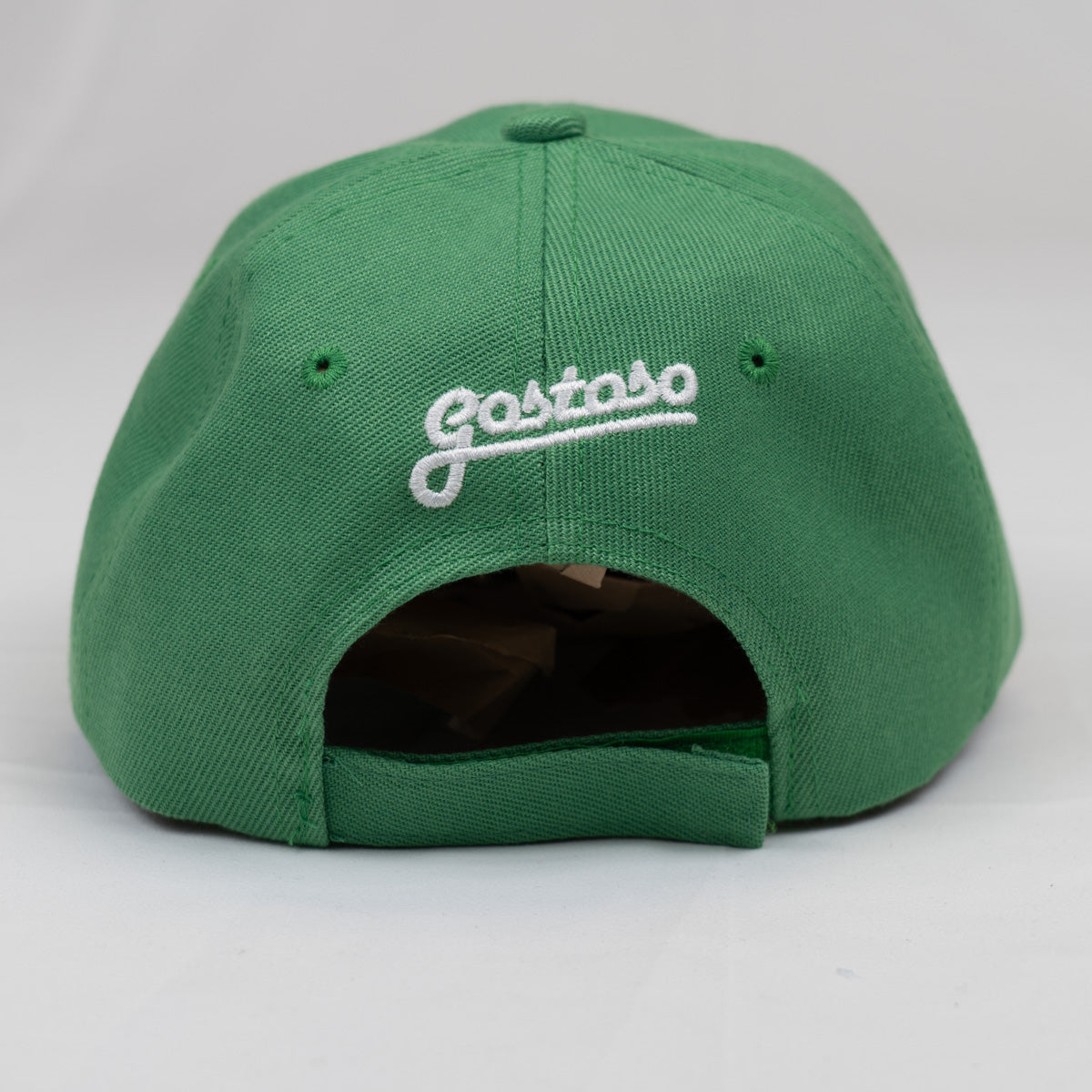 Gorra trucker bordada con rayas en negro y blanco de Gostoso Logotipo