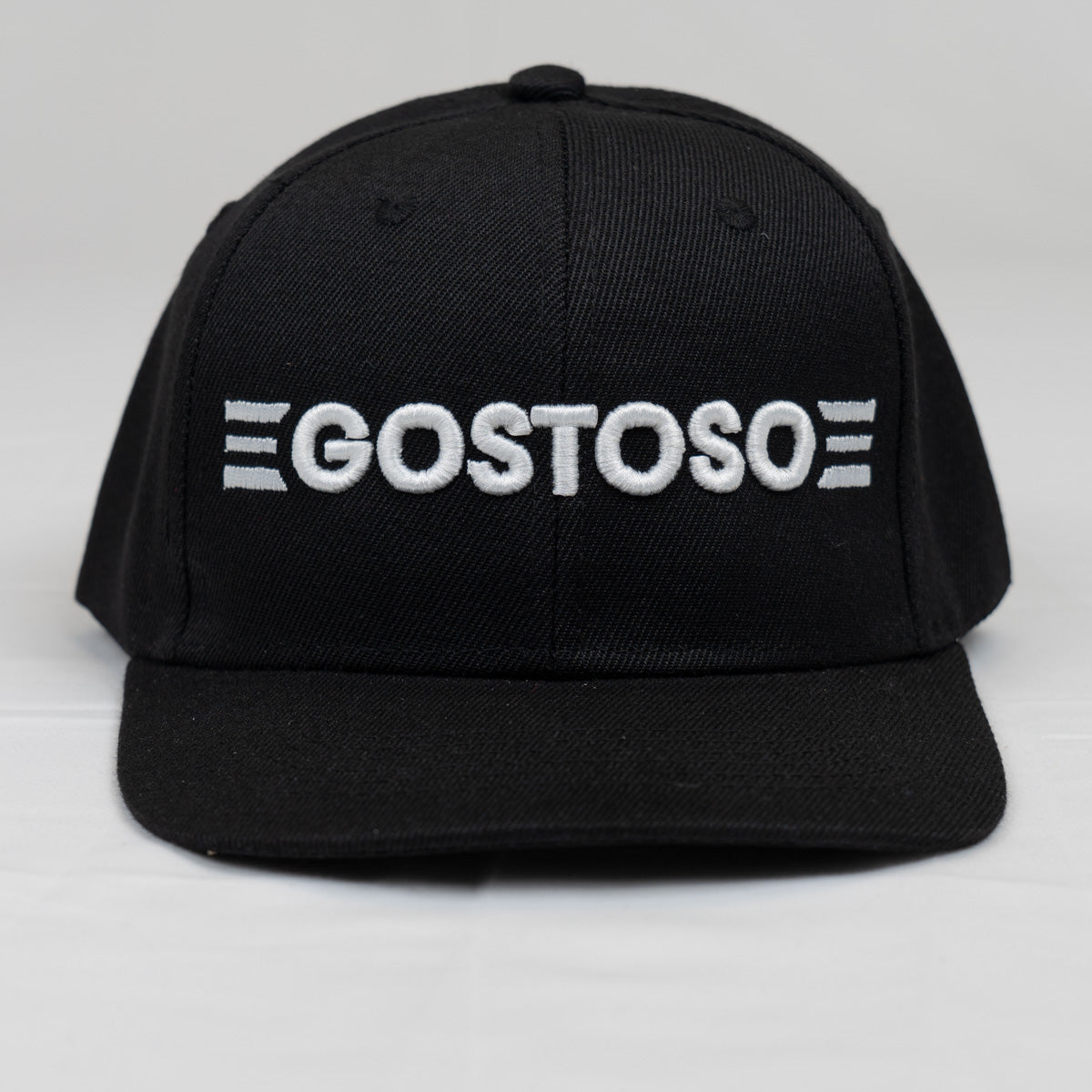 Gorra trucker bordada con rayas en negro y blanco de Gostoso Logotipo