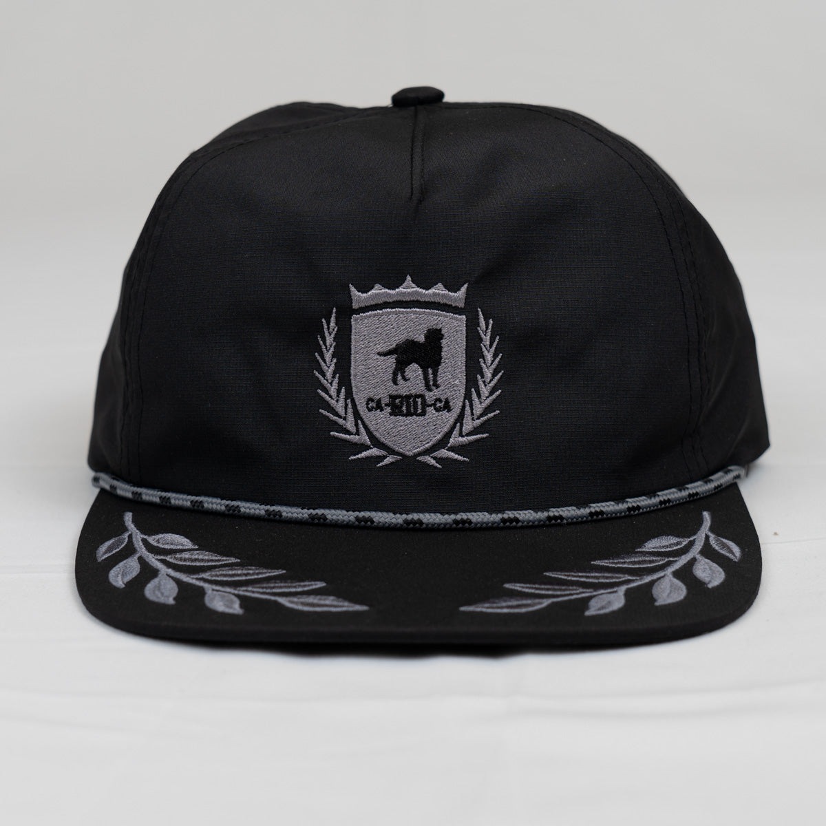 Gorra trucker bordada con rayas en negro y blanco de Gostoso Logotipo