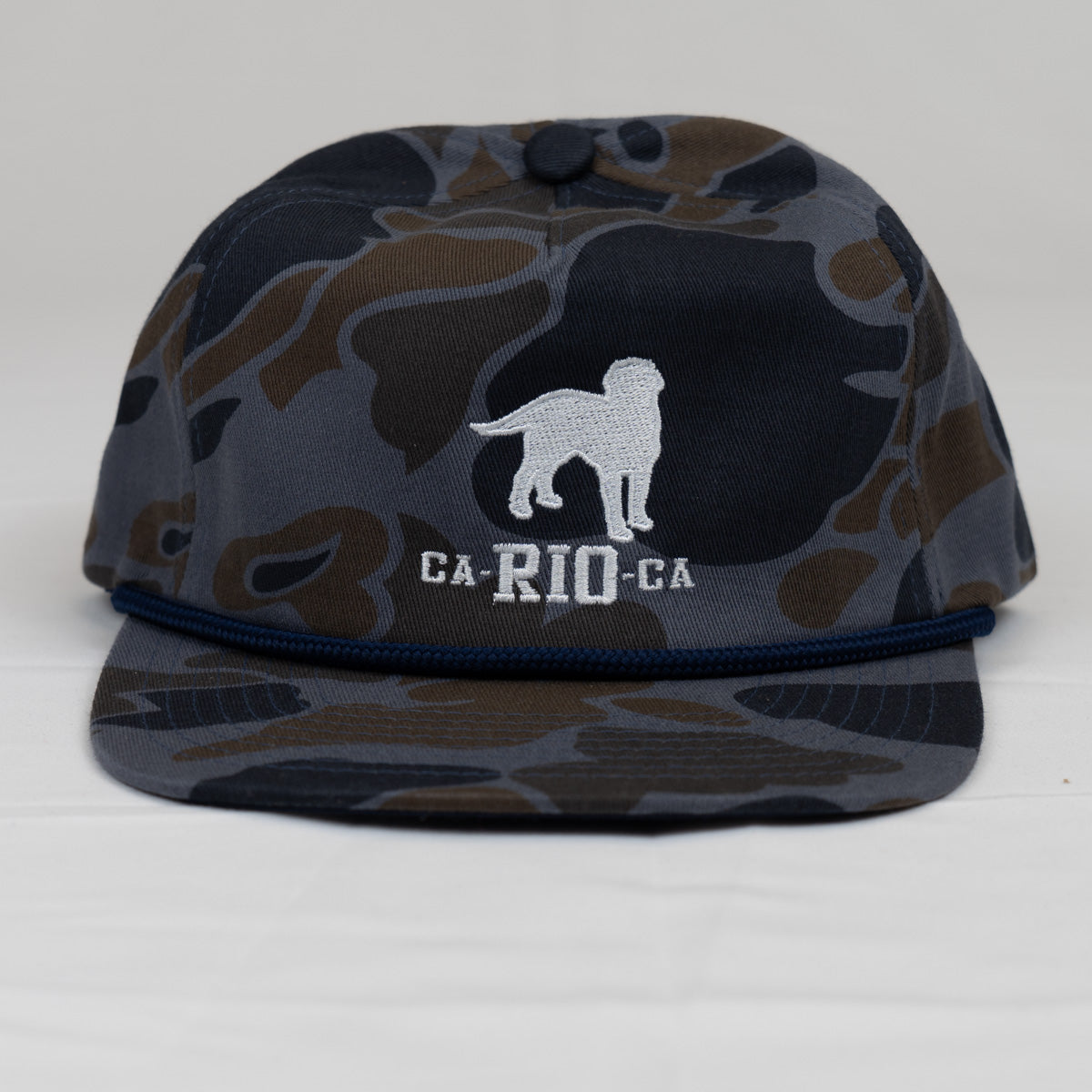 Gorra trucker bordada con rayas en negro y blanco de Gostoso Logotipo