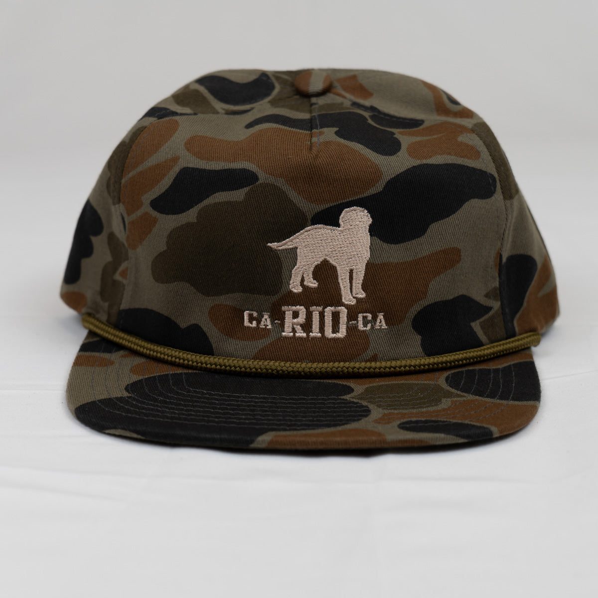 Gorra trucker bordada con rayas en negro y blanco de Gostoso Logotipo